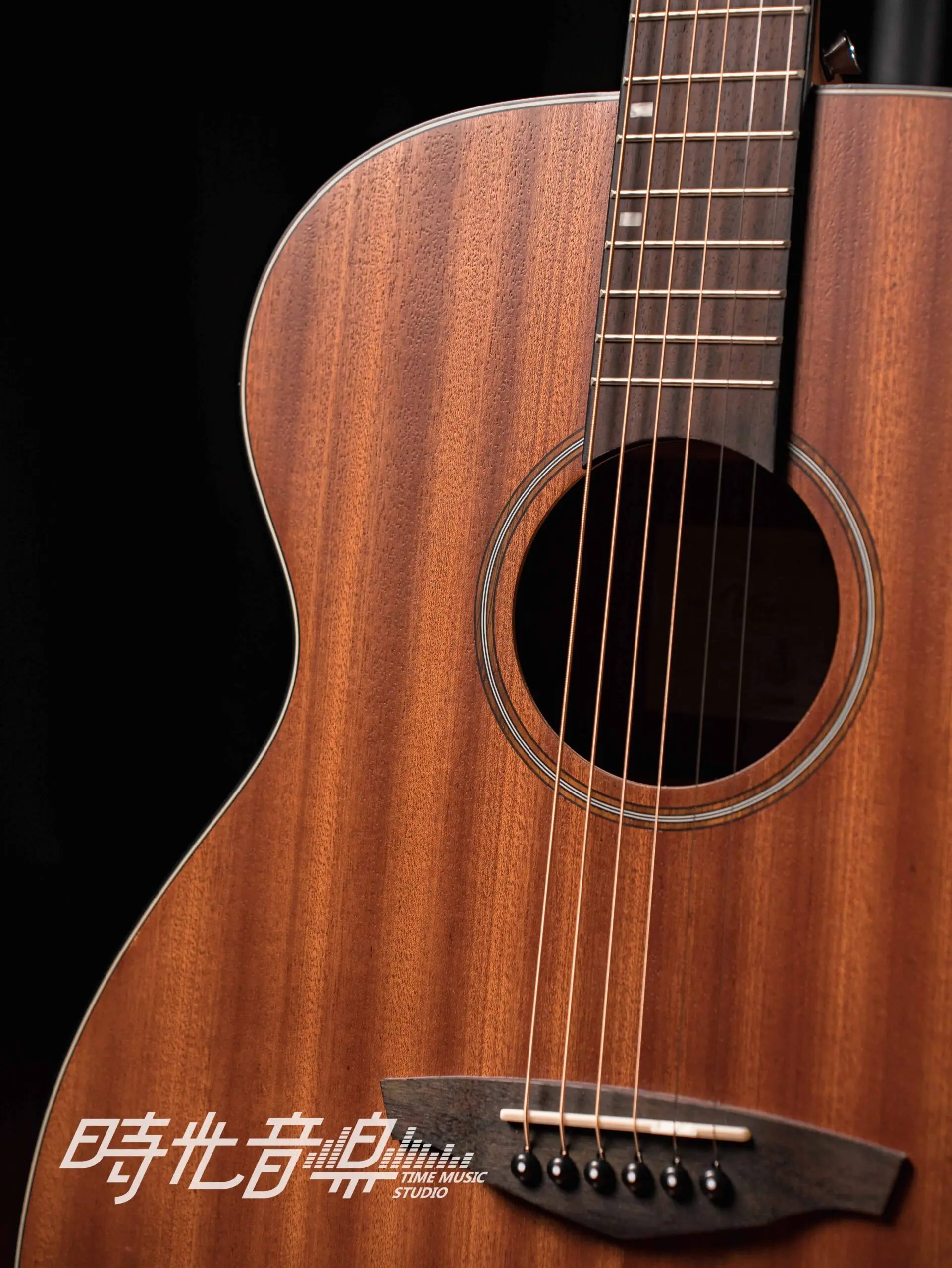 00000005 Veelah Vomm 全桃花心木 合板 40吋 Scaled 1