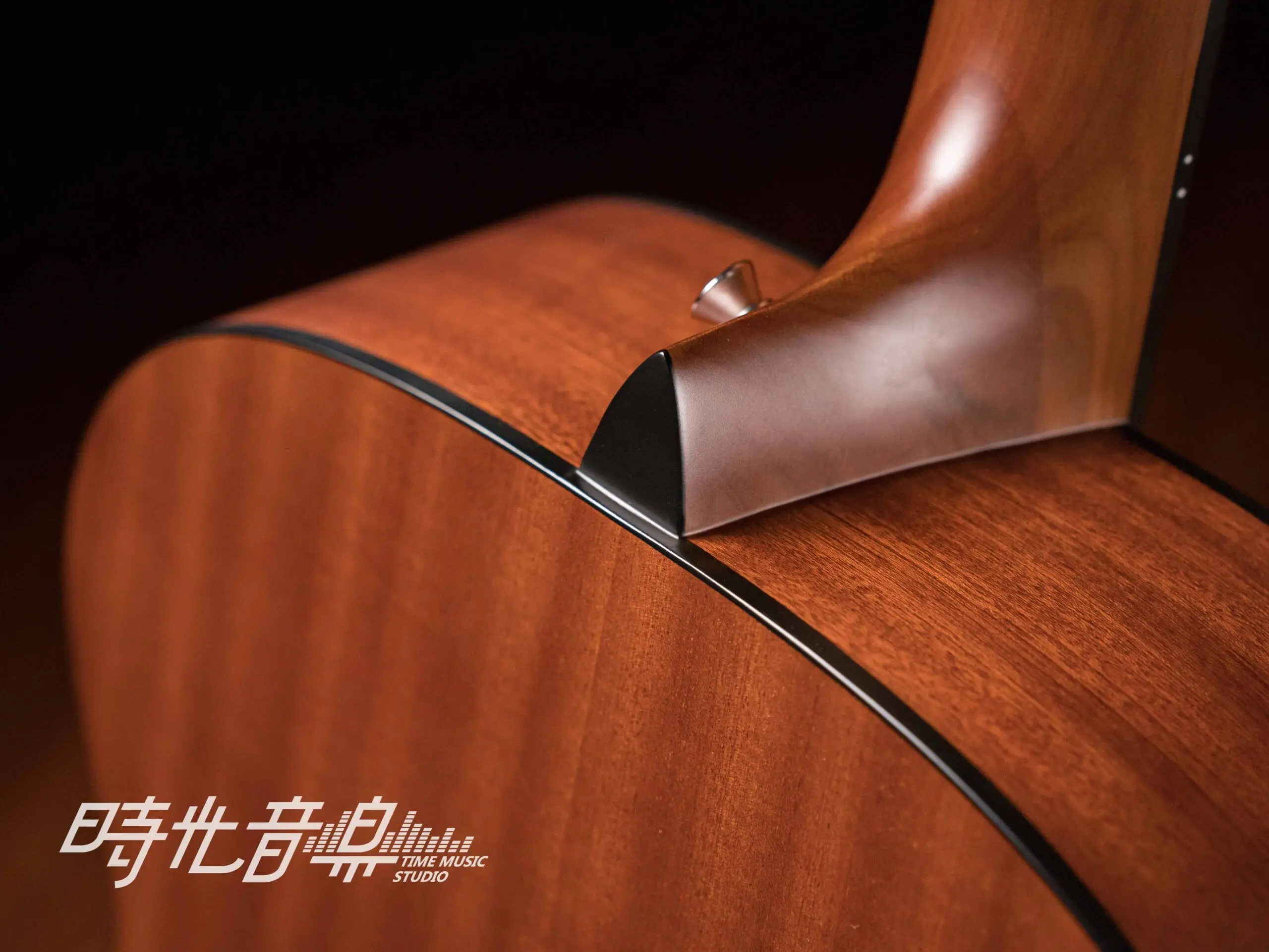 00000007 Veelah Vomm 全桃花心木 合板 40吋 Scaled 1